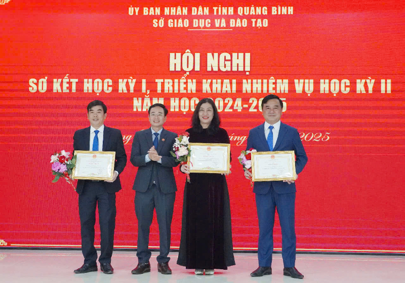 Đại diện lãnh đạo Trường THPT Lê Quý Đôn (người đầu tiên bên trái sang) vinh dự nhận bằng khen của Chủ tịch UBND tỉnh năm học 2023-2024.