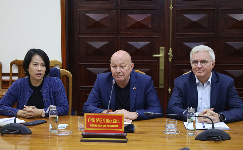  Ông Sven Dekker, Trưởng Đại diện tổ chức PUM tại Việt Nam thông tin về nguồn lực, mục đích hoạt động của PUM.