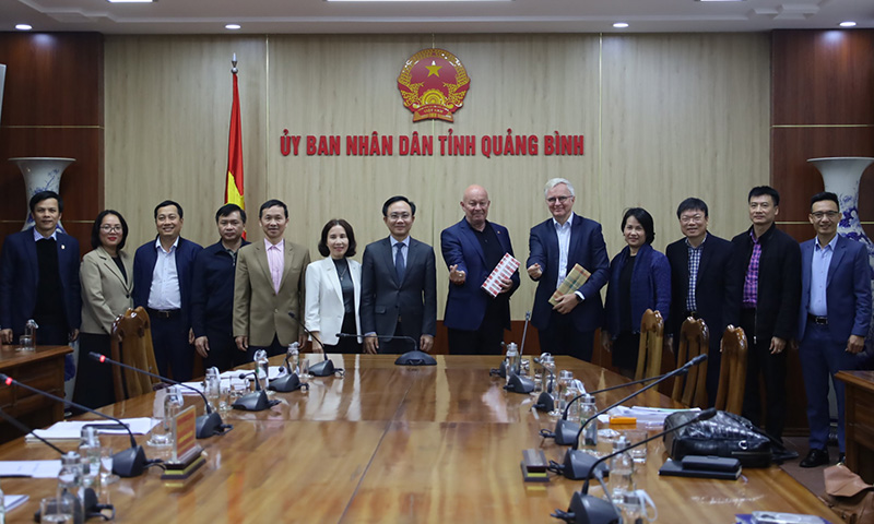  Các đại biểu chụp ảnh lưu niệm với đoàn công tác tổ chức PUM.