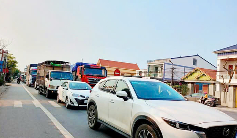 Vụ tai nạn khiến Quốc lộ 1 ùn tắc nhiều giờ.