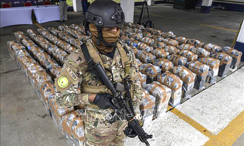 Cảnh sát gác bên số ma túy thu giữ được tại Panama City, Panama. Ảnh minh họa: AFP/TTXVN
