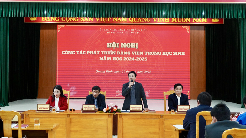 Giám đốc Sở Giáo dục và Đào tạo Đặng Ngọc Tuấn chủ trì hội nghị.