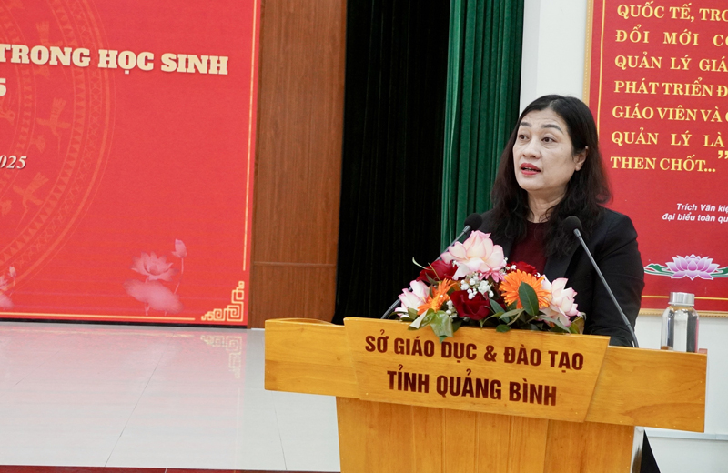 Các đại biểu thảo luận, đề xuất giải pháp thực hiện hiệu quả công tác phát triển đảng viên trong học sinh. 