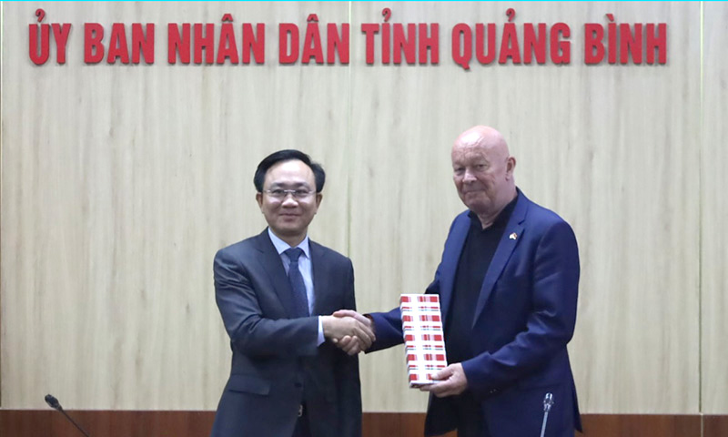 Đồng chí Phó Chủ tịch UBND tỉnh Hoàng Xuân Tân tặng quà lưu niệm ông Sven Dekker.