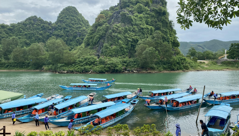 Sông Son có cảnh quan thiên nhiên đôi bờ thanh bình, thơ mộng, được khai thác hiệu quả để phát triển du lịch.