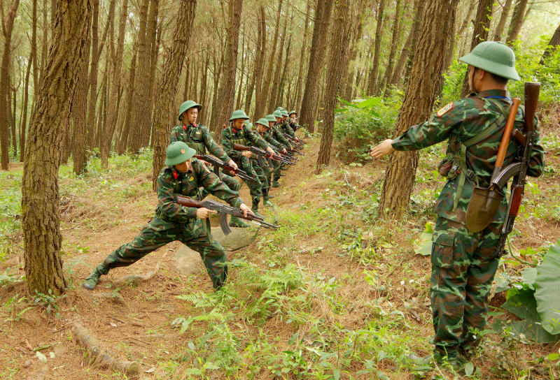 Chiến sĩ mới thực hành huấn luyện chiến thuật.