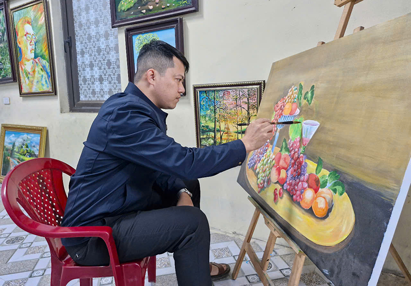 Những bức tranh của anh Nam rất mộc mạc, thể hiện tình yêu quê hương, đất nước.
