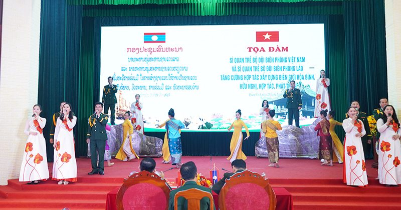 Giao lưu văn nghệ.
