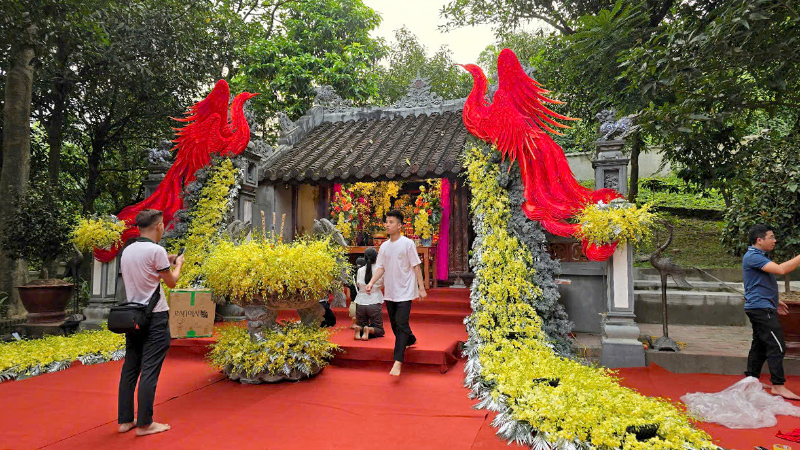 Trang hoàng Đền thờ Thánh Mẫu Liễu Hạnh.