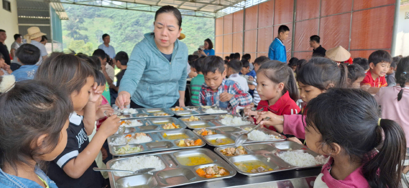 Bữa ăn bán trú của học sinh Trường phổ thông Dân tộc bán trú TH-THCS số 2 Kim Thủy (Lệ Thủy).