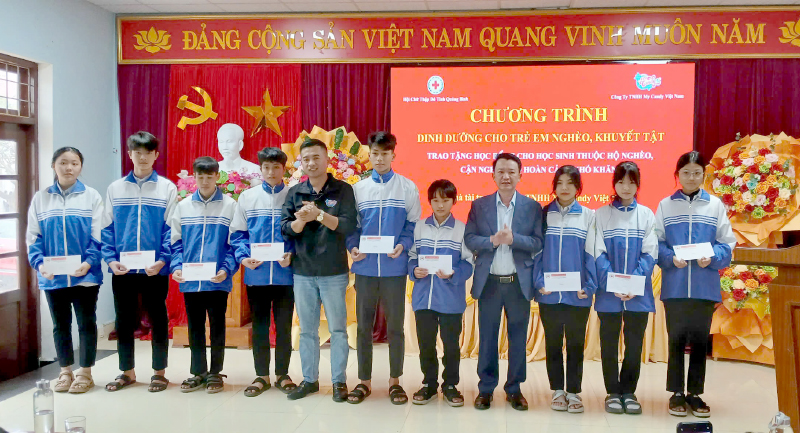 Trao học bổng cho học sinh thuộc hộ nghèo, cận nghèo, hoàn cảnh khó khăn.