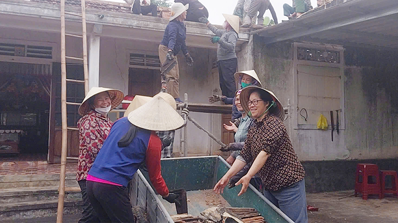 Chị em phụ nữ xã Vạn Trạch (Bố Trạch) hỗ trợ sửa chữa nhà  ở cho gia đình người có công trên địa bàn xã.