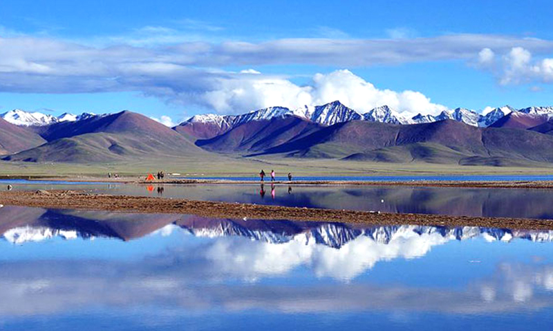 Một hồ nước tại cao nguyên Tây Tạng. Ảnh: tibetdiscovery.com