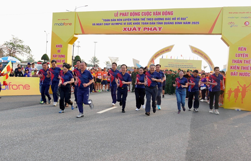 Đồng chí Phó Bí thư Thường trực Tỉnh ủy Trần Hải Châu và đồng chí Phó Chủ tịch UBND tỉnh Hoàng Xuân Tân cùng các đại biểu tham gia chạy hưởng ứng cuộc vận động. 