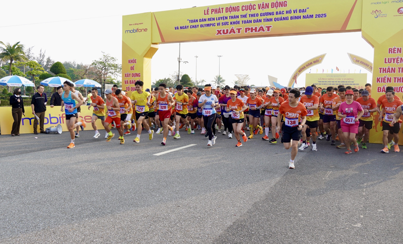 Các vận động viên tham gia giải việt dã nội dung hệ thống nam nữ mở rộng 10km.