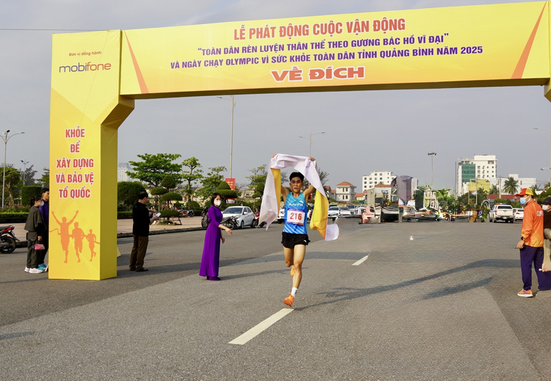 Vận động viên nam về nhất nội dung chạy hệ thống nam nữ mở rộng 10km.