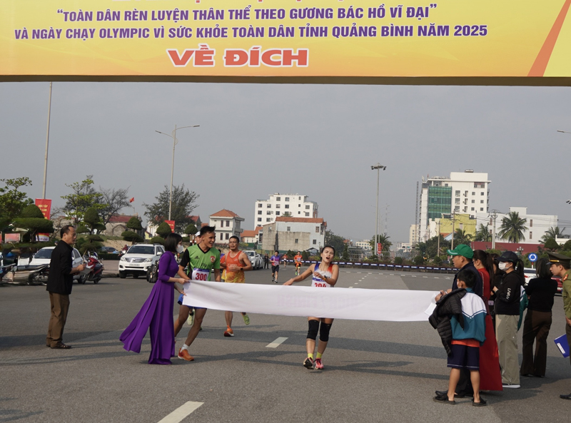 Vận động viên nữ về nhất nội dung chạy hệ thống nam nữ mở rộng 10km.