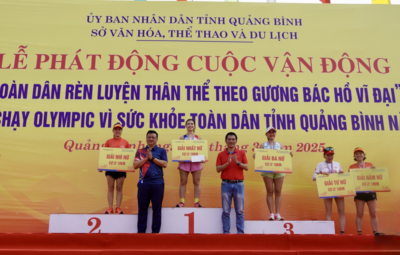 Trao giải cho các vận động viên nữ đoạt giải nội dung chạy hệ thống nam nữ mở rộng 10km.