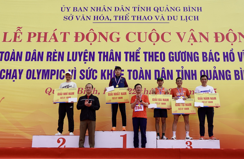 Trao giải cho các vận động viên nam đoạt giải nội dung chạy hệ thống nam nữ mở rộng 10km.