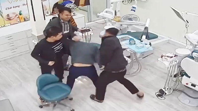 Anh N.V.H bị hành hung ngay tại nơi làm việc (ảnh cắt từ video).