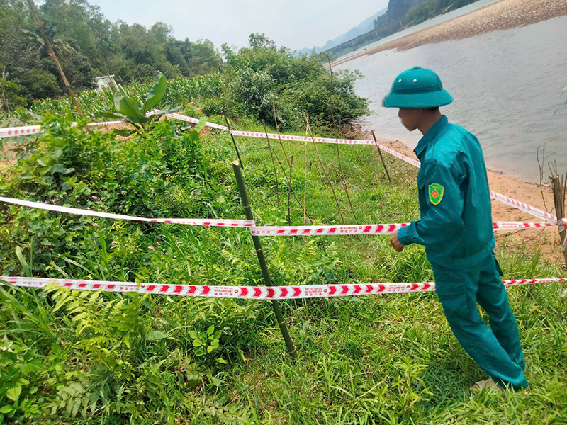 Lực lượng Ban Chỉ huy Quân sự xã Thạch Hóa rào xung quanh và cử người bảo vệ quả đầu đạn.