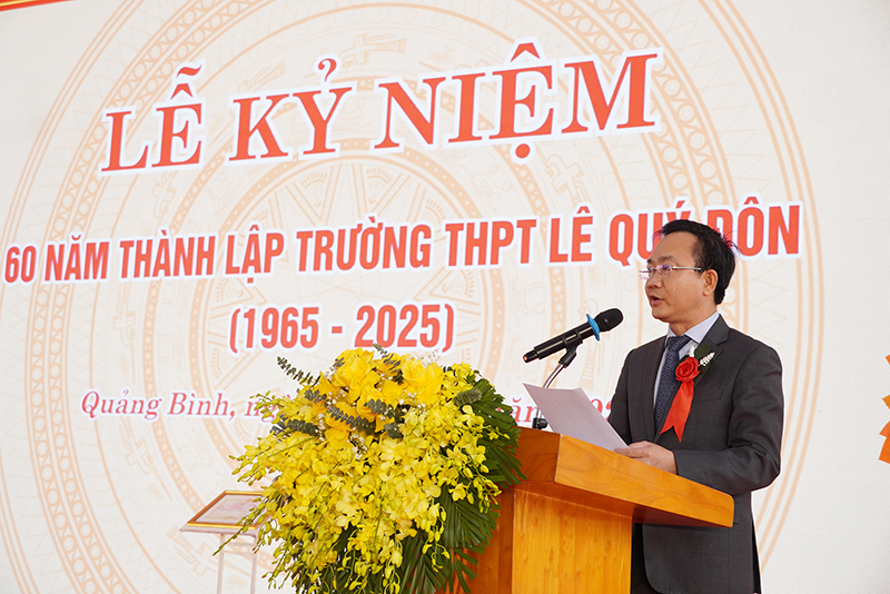 Đồng chí Phó Chủ tịch UBND tỉnh Hoàng Xuân Tân phát biểu chỉ đạo tại buổi lễ.