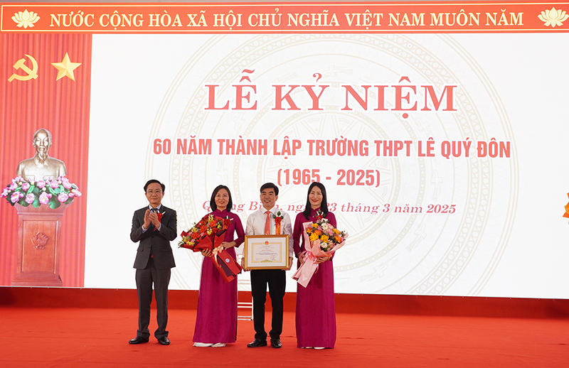 Đồng chí Phó Chủ tịch UBND tỉnh Hoàng Xuân Tân tặng bằng khen của Chủ tịch UBND tỉnh cho tập thể Trường THPT Lê Quý Đôn.