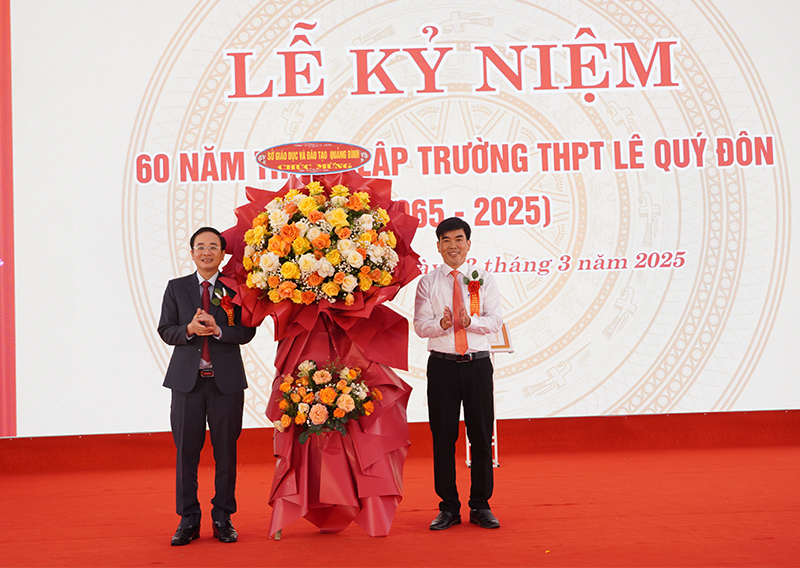 Đại diện lãnh đạo Sở Giáo dục và Đào tạo tặng hoa chúc mừng Trường THPT Lê Quý Đôn.