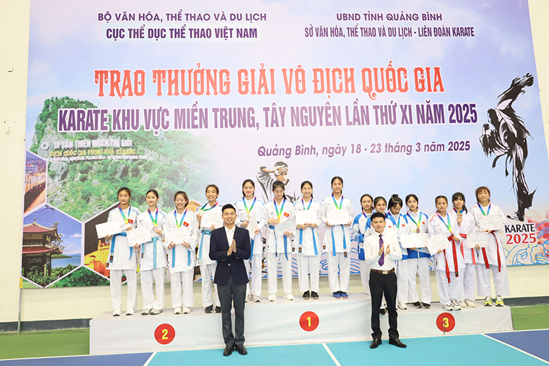 BTC trao giải cho các VĐV nam xuất sắc.