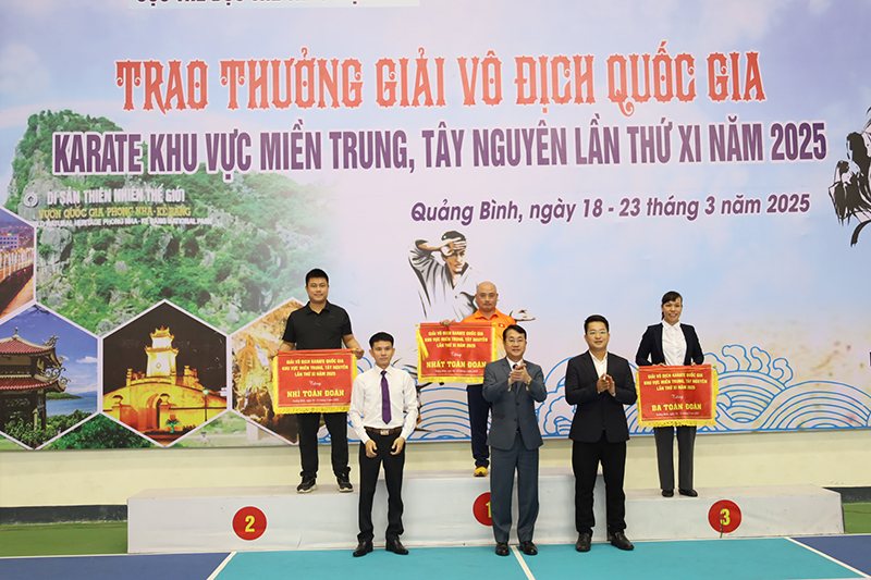 Trao giải nhất, nhì, ba toàn đoàn.