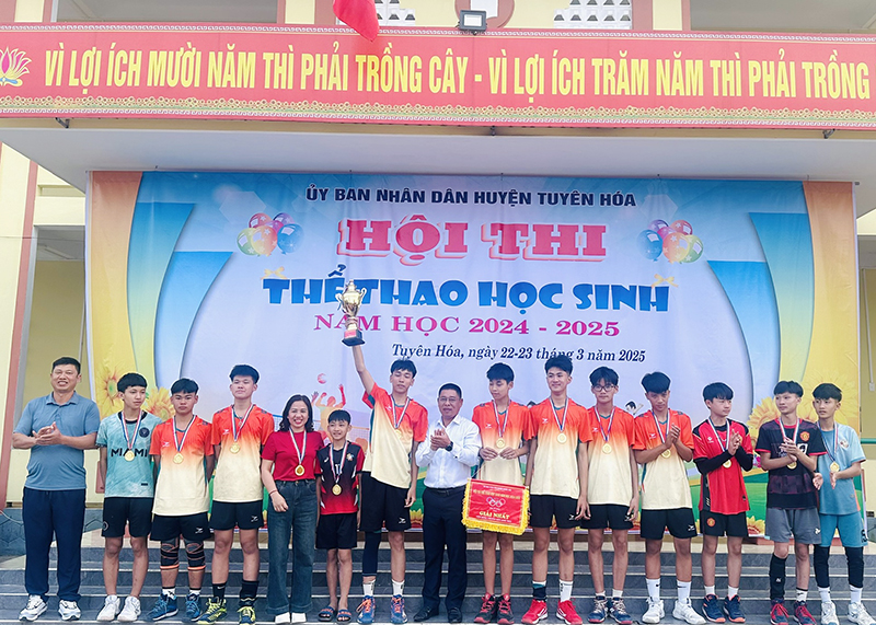 Ban tổ chức giải trao cúp vô địch cho đội bóng chuyền nam Trường THCS Phong Hóa.