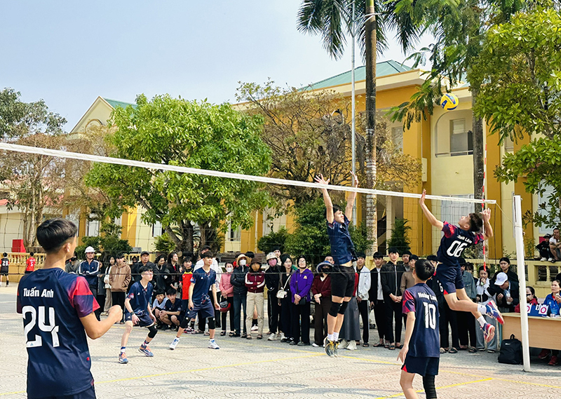 Các VĐV thi đấu môn bóng chuyền nam.