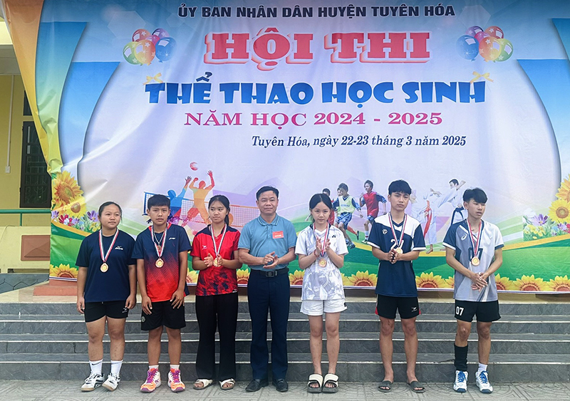 Trao giải cho các VĐV thi đấu môn cầu lông.