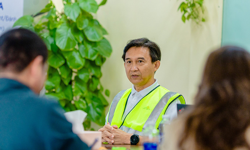 Ông Nguyễn Trường Hải-Tổng Giám đốc Saint-Gobain Việt Nam chia sẻ cùng phóng viên tại sự kiện ra mắt tấm xi măng DURAflex® Low Carbon và tấm trần thả Vĩnh Tường Ánh Kim
