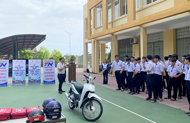 Học sinh Trường THPT Phan Đình Phùng được đại diện Công ty TNHHTM Thành Ngân hướng dẫn kỹ năng lái xe an toàn.