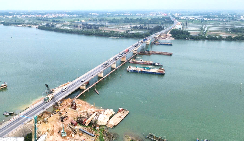 Cầu Quán Hàu đang được nhà thầu triển khai 5 mũi thi công để bảo đảm hoàn thành vào tháng 12/2025.