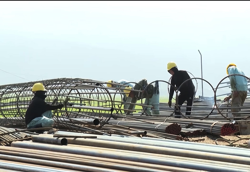 Những người thợ cầu bám công trường thi công.