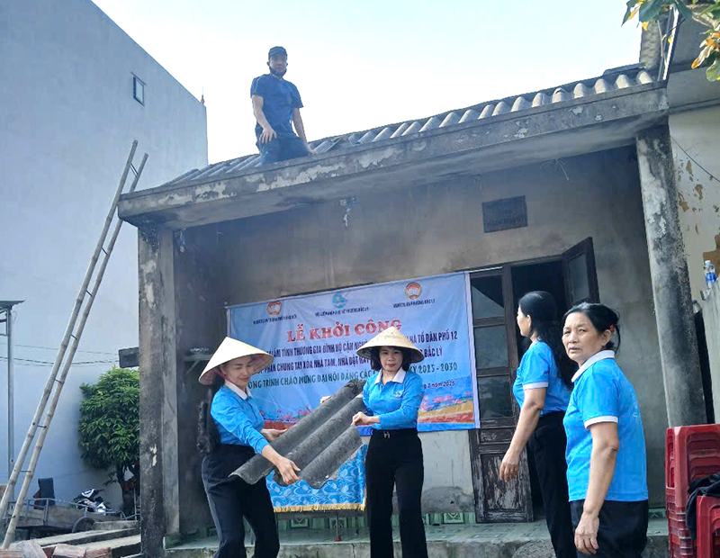 Cán bộ, hội viên phụ nữ phường Bắc Lý hỗ trợ ngày công nhằm sớm hoàn thành “Mái ấm tình thương”.