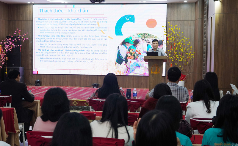 Đại biểu tham luận chia sẻ những thành quả đạt được và dấu ấn hành trình tham gia dự án.