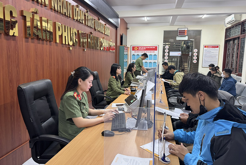 Cán bộ Phòng Hồ sơ nghiệp vụ, Công an tỉnh hướng dẫn, hỗ trợ người dân làm thủ tục hồ sơ cấp phiếu lý lịch tư pháp.