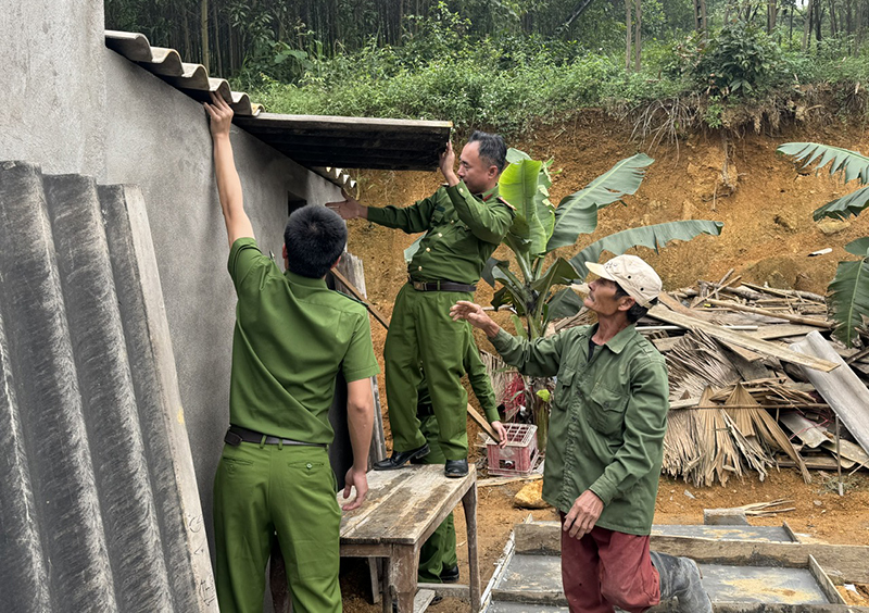 Lực lượng Công an xã Kim Hóa giúp gia đình ông Dương Hồng Lĩnh hoàn thành căn nhà mới.