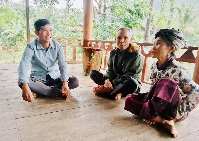 Bí thư Chi bộ bản K-Rét Hồ Đam (bên trái) vận động bà con tập trung làm ăn, phát triển kinh tế.