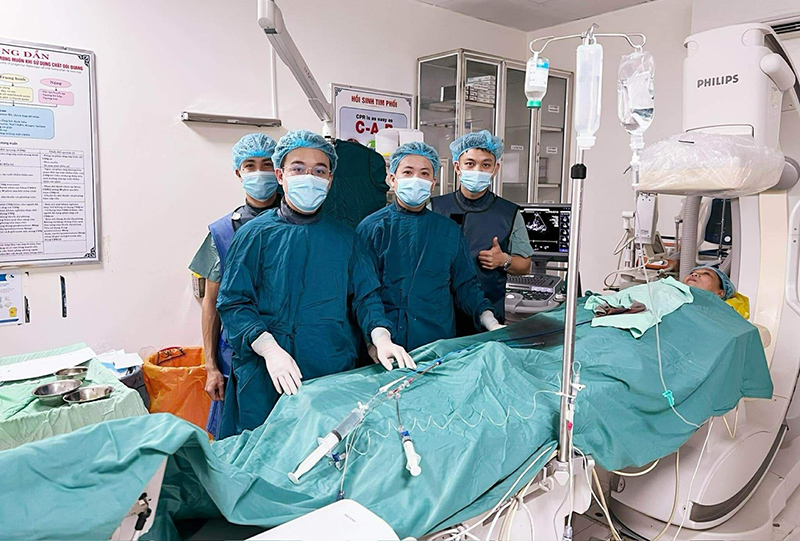Thạc sĩ, bác sĩ Trần Thanh Toàn (ngoài cùng bên trái) là một trong những gương mặt trẻ tiêu biểu tỉnh Quảng Bình năm 2024