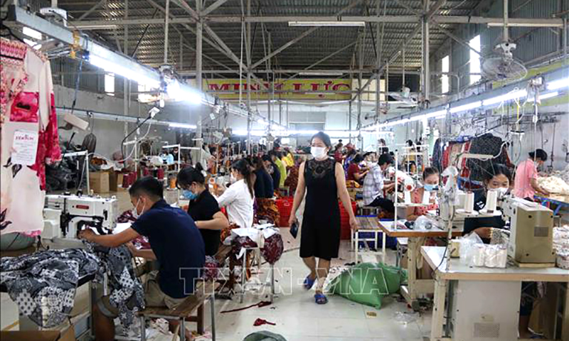 Công ty TNHH may mặc Minh Lực, huyện Cầu Ngang được tiếp cận nguồn vốn vay từ Quỹ Hỗ trợ phụ nữ phát triển của Hội Liên hiệp phụ nữ tỉnh Trà Vinh. Ảnh tư liệu: Thanh Hòa/TTXVN