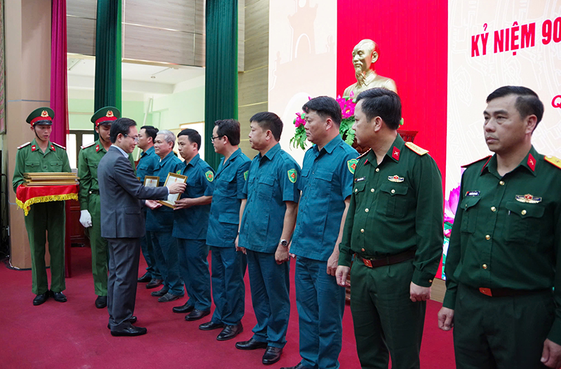 Đồng chí Phó Chủ tịch UBND tỉnh Hoàng Xuân Tân trao bằng khen của Chủ tịch UBND tỉnh cho các tập thể, cá nhân.