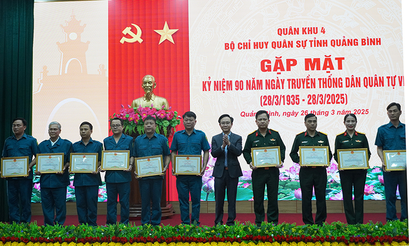 Đồng chí Phó Chủ tịch UBND tỉnh Hoàng Xuân Tân trao bằng khen của Chủ tịch UBND tỉnh cho các tập thể, cá nhân.