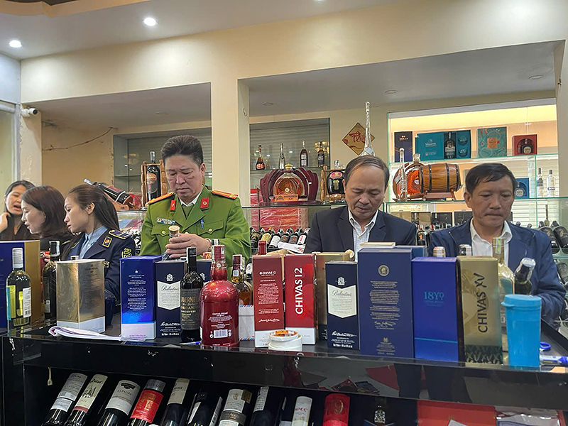 Kiểm tra việc chấp hành các quy định của pháp luật trong sản xuất, kinh doanh thực phẩm.
