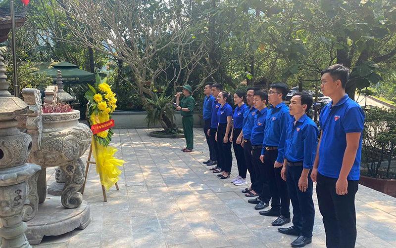 Đoàn cơ sở VQG Phong Nha- Kẻ Bàng thực hiện hoạt động dâng hương nhân kỷ niệm ngày thành lập Đoàn thanh niên cộng sản Hồ Chí Minh.