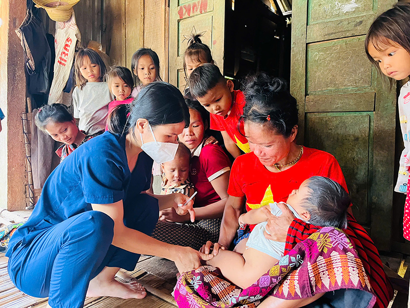 Vì sức khỏe của trẻ và cộng đồng, phụ huynh cần đưa con trẻ đi tiêm chủng đầy đủ, đúng lịch.