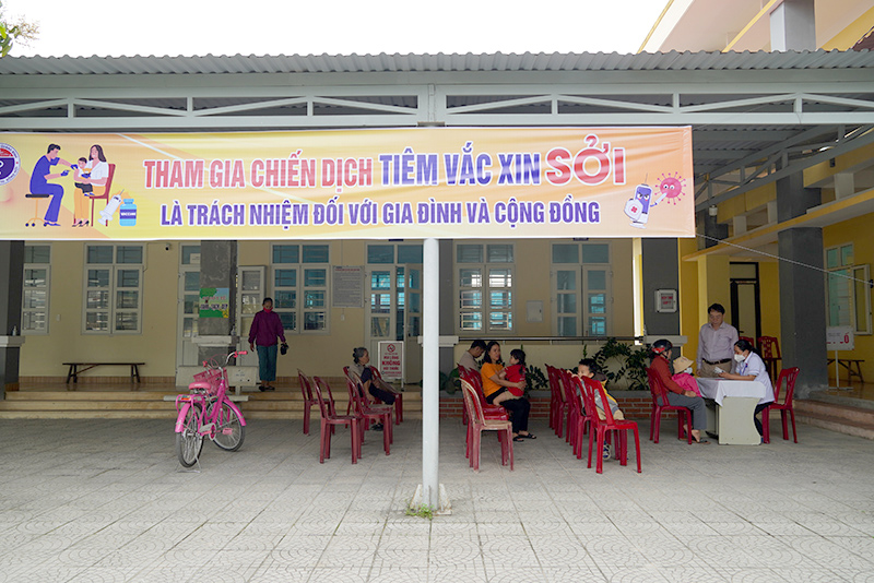 Vì sức khỏe của trẻ và cộng đồng, phụ huynh cần đưa con trẻ đi tiêm chủng đầy đủ, đúng lịch.